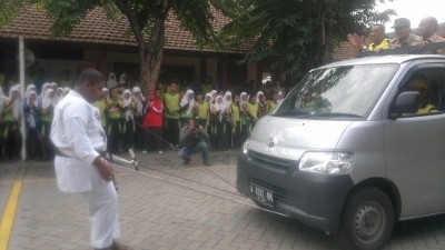 Bocah Kelas 1 SMP Ini Tarik Mobil dengan Giginya