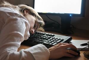 Suka Lembur? Prioritaskan Kesehatan, Manfaatkan Tidur Colongan