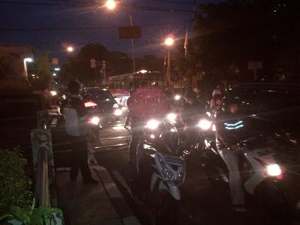 Putaran Balik Perlintasan Kereta Jalan Pramuka Ditutup, Lalin Macet