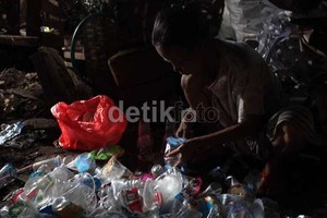 Kisah Kandang Ayam dan Bensin Eceran di Bawah Jalan Layang