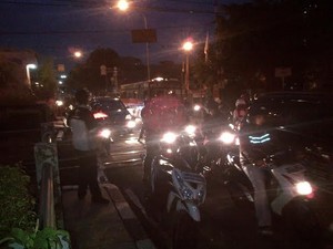 Putaran Balik Perlintasan Kereta Jalan Pramuka Ditutup, Lalin Macet