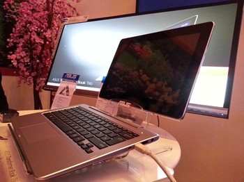     Tak sekadar mampu bertransformasi dari laptop menjadi tablet ataupun sebaliknya, perangkat dengan sebutan Transformer Book Trio ini juga dapat menjadi sebuah PC desktop.