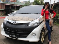 Uci, dara cantik kelahiran 28 Mei tahun 1990 ini sehari-hari bisa nge-MC di berbagai acara. Uci berpose dengan sebuah mobil Avanza batik yang merupakan mobil edisi khusus ultah Avanza ke-10.