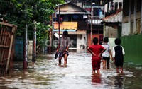 Banjir merendam rumah warga di Bukit Duri, Jakarta.