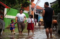 Warga tetap beraktivitas seperti biasa.