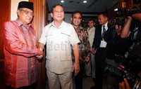 Ketum PBNU Said Aqil Siraj (kiri) menerima Ketua Partai Gerindra Prabowo Subiyanto (tengah) dan Sekjen Partai Gerindra Ahmad Muzani di gedung PBNU, Jakarta Pusat, Selasa (17/12).