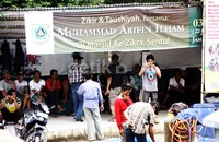 Warga masih berkumpul di sekitar Stasiun Cilebut. Lamhot Aritonang/detikFoto.