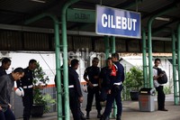 Petugas Pamsuska dari PT KAI berjaga-jaga di Stasiun Cilebut. Lamhot Aritonang/detikFoto.