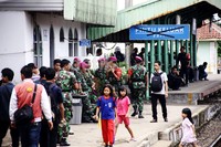 Anggota TNI juga berjaga-jaga di sekitar Stasiun Cilebut. Lamhot Aritonang/detikFoto.