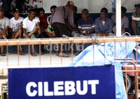 Warga masih duduk-duduk di sekitar Stasiun Cilebut. Lamhot Aritonang/detikFoto.