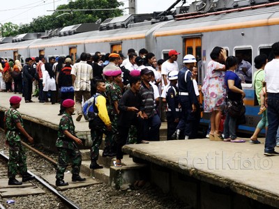 Warga Blokir Stasiun Cilebut