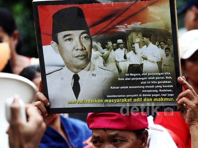 Puluhan Orang Demo Film Soekarno