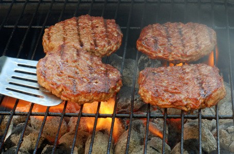 Daging Burger Alot dan Tak Juicy? Mungkin Ini Kesalahan Saat Mengolahnya (2)