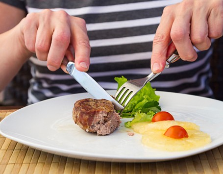 Inilah Tata Cara Makan Beefsteak yang Benar!