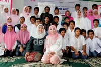 Dewi Sandra usai mengisi acara taklim bersama pelajar di SMP Budi Mulya, Bintaro.