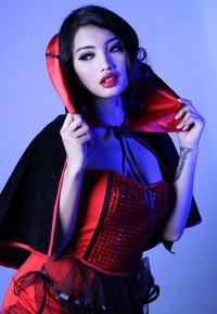     Sosok blasteran Jepang-Indonesia itu mengaku suka menjadi pusat perhatian, terutama dari kaum pria. (Wardrobe: Me and You Boutique ITC Kuningan, Jaksel)