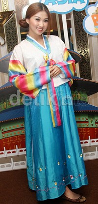 Istri Ruben Onsu itu nampak cantik dalam balutan hanbok yang bernuansa biru. Gus Mun/detikHOT.