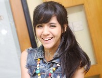 Putri Una tampak sumringah. Gus Mun/detikHOT.