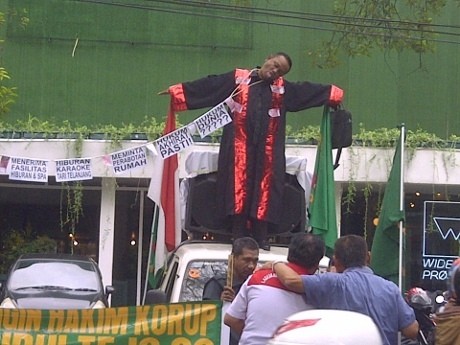 Jelang Vonis Setyabudi, Hakim Kelenger Duit Diarak di Depan Pengadilan