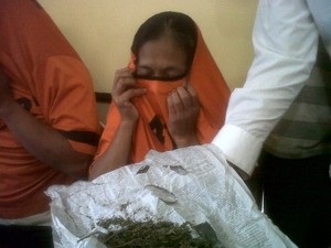 Perempuan Ini Edarkan Ganja Sambil Gendong Balita