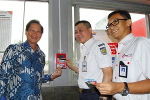 Naik Commuter Line Semakin Praktis dengan Flazz Sebagai e-Ticket