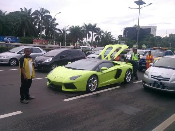 Lamborghini Mogok di Tol Depan DPR karena Overheat