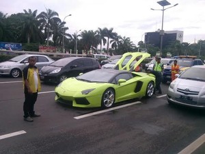 Lamborghini yang Mogok di Tol di Depan DPR Akhirnya Diangkut Truk