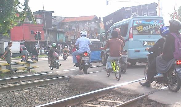 Perlintasan Kereta Api Cipinang Kini Dijaga Satpol PP