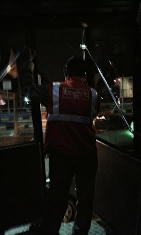 Parah! Pintu Bus TransJ Ini Patah dan Terbuka Sepanjang Perjalanan