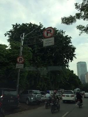 Jangan Ditiru Ya! Pengendara Mobil di Jl S Parman ini Parkir Seenaknya