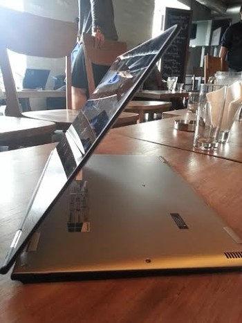 Menyoal desainnya, Lenovo Yoga 2 Pro masuk kategori premium karena selain tampil langsing dengan ketipisan 15,5 mm, bobotnya pun terbilang sangat ringan dengan hanya 1,39 kg.