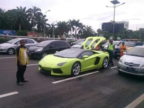 Lamborghini yang Mogok di Tol, Aventador LP700-4 Roadster