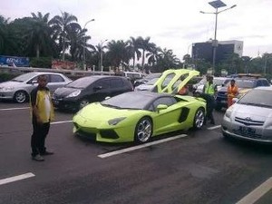 Lamborghini yang Mogok di Tol, Aventador LP700-4 Roadster