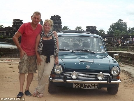 Suami Istri Ini Keliling Dunia Pakai Mobil Klasik