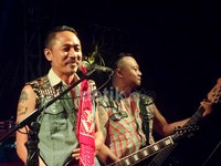 Mereka memang sudah lama merencanakan perilisan album tersebut sebagai hadiah ulang tahun Superglad yang ke-10 bulan Maret lalu.