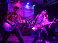 Terciptalah 10 lagu anyar penuh karakter yang merupakan rangkuman perjalanan 10 tahun Superglad sejak terbentuk 2003 silam.