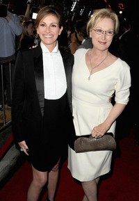 Bersama aktris senior Meryl Streep, Julia Roberts terlihat berfoto bersama. Jason Merritt/Getty Images/AFP.