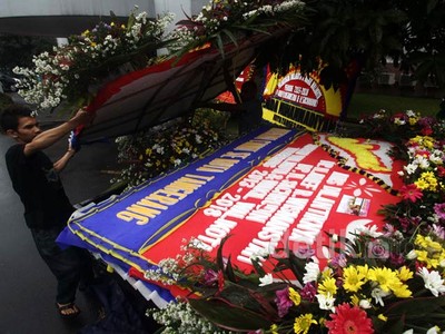 Karangan Bunga untuk Wali Kota Tangerang Diangkut Kembali