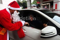 Pengendara mobil juga menerima permen dari Sinterklas.