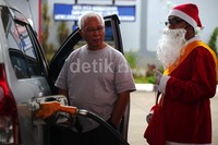 Sinterklas menyapa pengendara mobil yang sedang mengisi BBM.