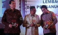 Selain Presiden SBY, penerima Antara Achievement Awards 2013 adalah Ketua Dewan Ekonomi Nasional Chairul Tanjung, Menteri BUMN Dahlan Iskan, Dirut PT Jamsostek Elvyn G Masassya, Presdir PT Toyota Astra Indonesia Johnny Darmana, Ketum PB PBSI Gita Wirjawan, Pelatih Sepakbola Indra Syafri, Ketua Perhimpunan Persahabatan Indonesia-Jepang Rachmat Gobel, Timnas PSSI U-19, Wali Kota Surabaya Tri Rismaharani, dan Ketua Dewan Penasihat Bisnis APEC, Wishnu Wardana.