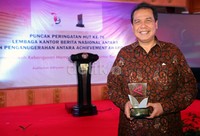 Chairul Tanjung penghargaan  Antara Achievement Awards 2013.