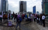 Para pendemo berorasi di Bundaran Hotel Indonesia, Jakarta.