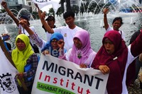 Para pendemo menuntut komitmen pemerintah atas perlindungan buruh migran dan keluarganya serta mengesahkan RUU Perlindungan pekerja rumah tangga (PRT).