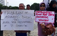 Para pendemo juga membawa poster-poster.
