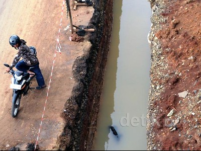 Lubang Besar di Serpong Ancam Pengendara