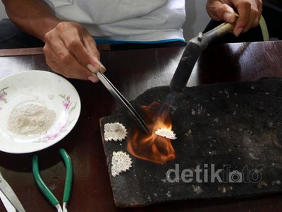 PGN Bantu Pengrajin Perak dan Tembaga