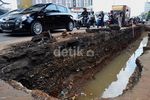 Lubang Besar di Serpong Ancam Pengendara