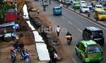 Lubang Besar di Serpong Ancam Pengendara