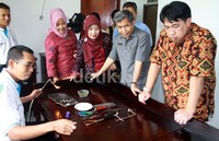 Direktur Keuangan PT PGN, M. Riza Pahlevi (berbaju batik) dan wakil Bupati Gunungkidul, H. Imawan Wahyudi menyaksikan keahlian pengrajin perak untuk membuat perhiasan perak di galeri/showroom di Desa Pampang.